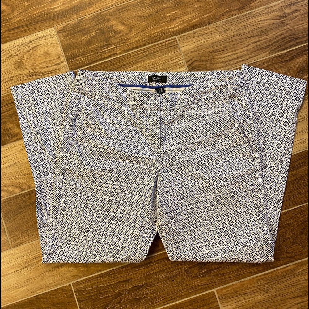 Jones & Co New York white w/ blue design slacks